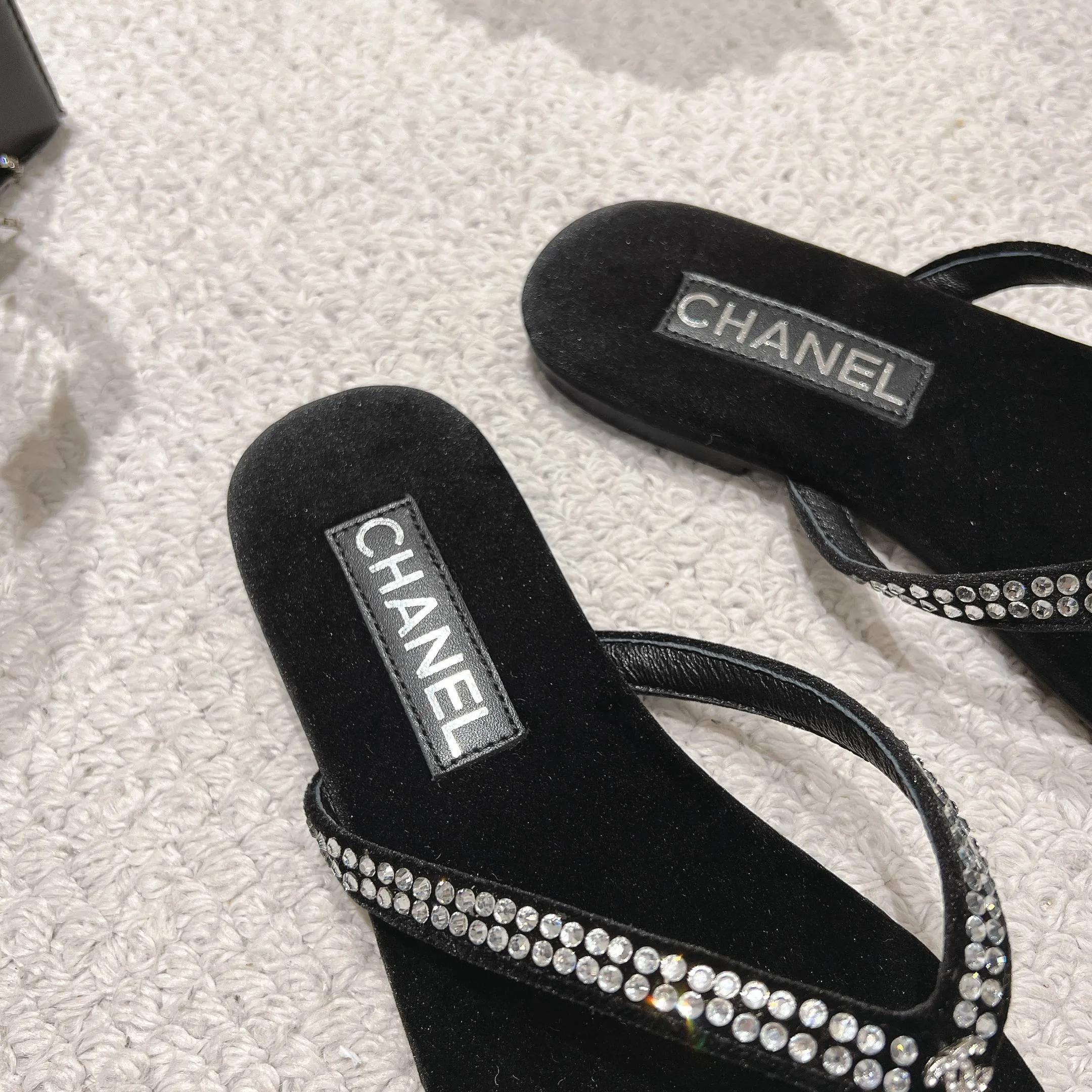 👟👟Ex-factory price 480👟👟 Xiaoxiang chanel 2025 new flip-flops! This series is really amazing. How can it be so beautiful! Summer is really an invincible combination that can be salty or sweet ~ The upper is made of original velvet and the lining is lambskin genuine leather outsole Size: 35-40 (40 customized)